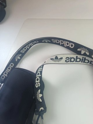 Riñonera Adidas Negra y Blanca