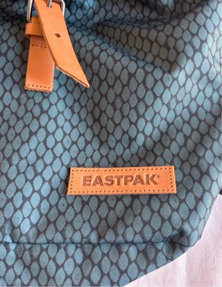 Mochila Eastpak estampada cuero
