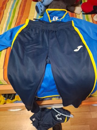 Chaqueta deportiva Joma azul y amarilla