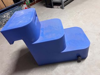 Escalera azul de plástico para piscina