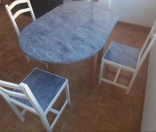 Cuatro sillas y mesa extensible de cocina