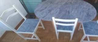 Cuatro sillas y mesa extensible de cocina