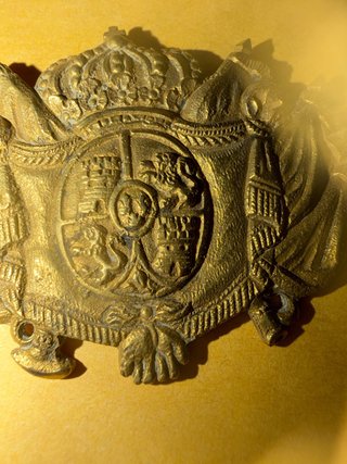 Chapa frontal de ros con escudo nacional y corona