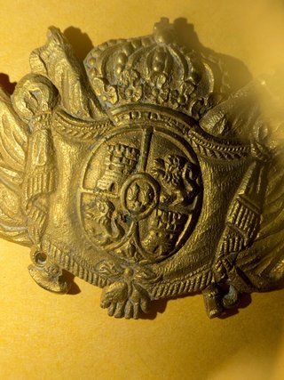 Chapa frontal de ros con escudo nacional y corona