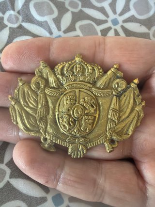 Chapa frontal de ros con escudo nacional y corona