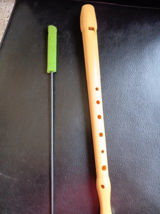Flauta dulce naranja con limpiador