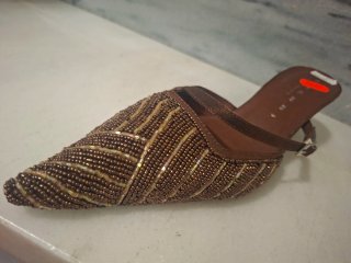 Zapato de fiesta marrón con pedrería