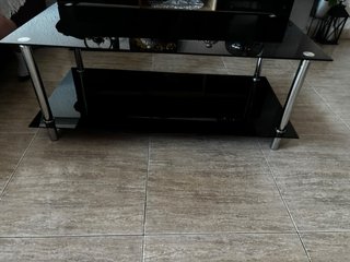 Mesa de centro de cristal negro con patas cromadas