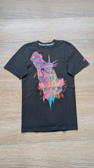 Camiseta Nike Estatua Libertad Gráfica XS