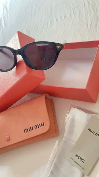 Gafas de sol Miu Miu negras