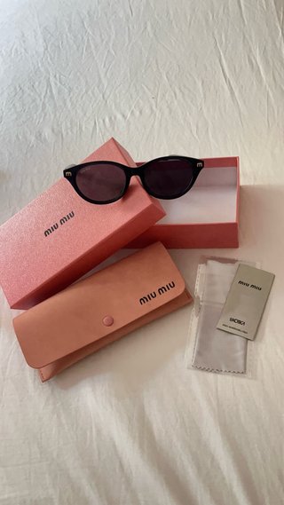 Gafas de sol Miu Miu negras