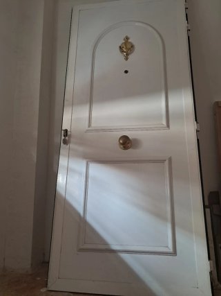 Puerta exterior aluminio blanca