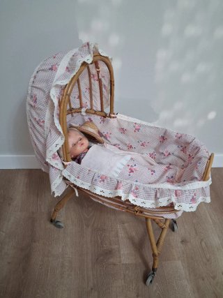 Moisés para muñeca con ruedas