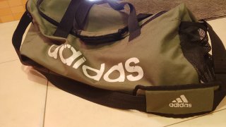 Mochila deportiva Adidas verde y negra