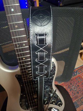 Correa de cuero repujado para guitarra