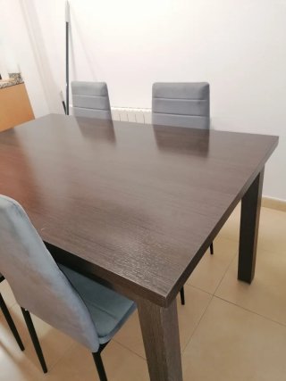 Mesa de comedor con 4 sillas grises