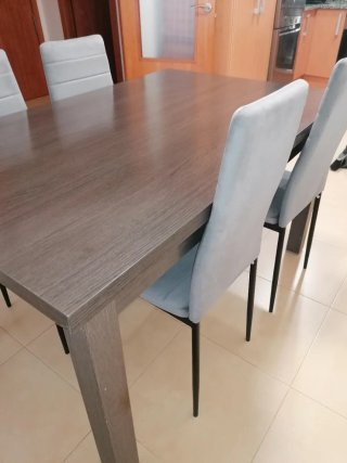 Mesa de comedor con 4 sillas grises