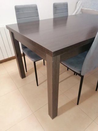 Mesa de comedor con 4 sillas grises
