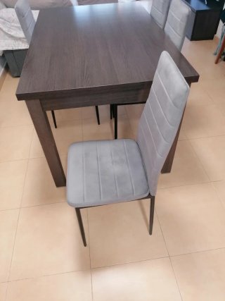 Mesa de comedor con 4 sillas grises