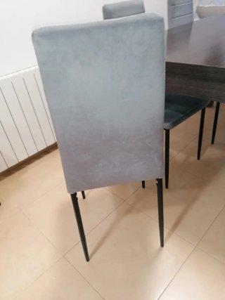 Mesa de comedor con 4 sillas grises