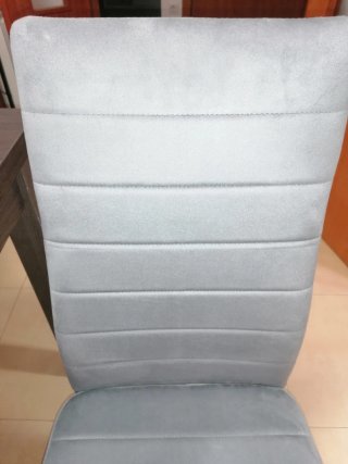 Mesa de comedor con 4 sillas grises