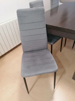 Mesa de comedor con 4 sillas grises