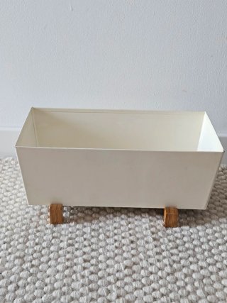 Caja metálica para plantas con base de madera