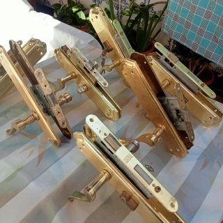 Cerraduras y pomos de puerta dorados