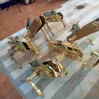 Cerraduras y pomos de puerta dorados