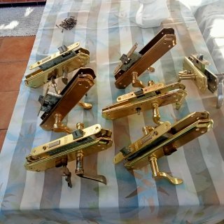Cerraduras y pomos de puerta dorados
