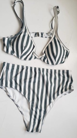 Bikini de rayas verdes oliva y blancas.
