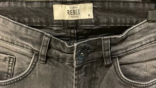 Bermuda vaquera desgastada Rebel negra