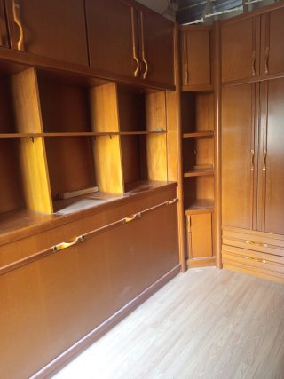 Mueble de madera de dormitorio con cama