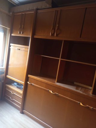 Mueble de madera de dormitorio con cama