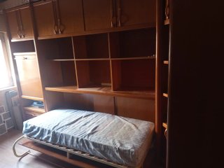 Mueble de madera de dormitorio con cama