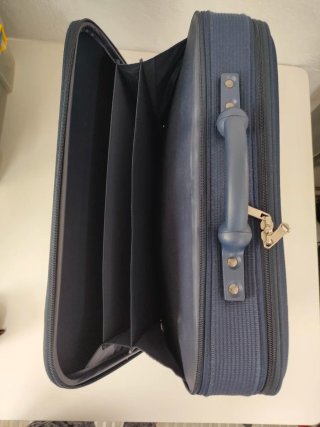 Maletín portaequipaje y portátil azul