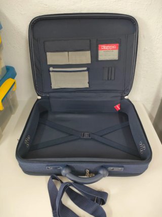 Maletín portaequipaje y portátil azul