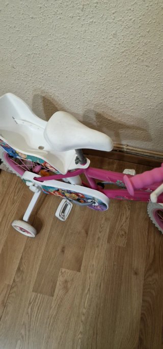 Bicicleta infantil rosa con ruedas de apoyo