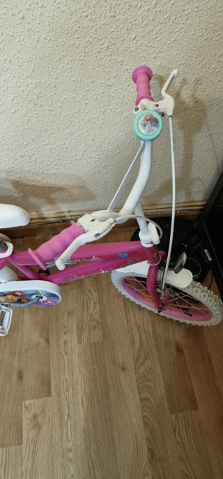 Bicicleta infantil rosa con ruedas de apoyo