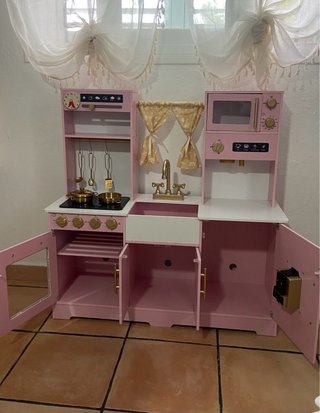 Cocinita de madera infantil rosa