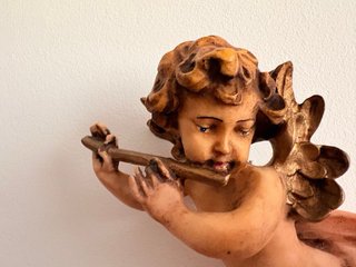 Ángel antiguo tocando flauta