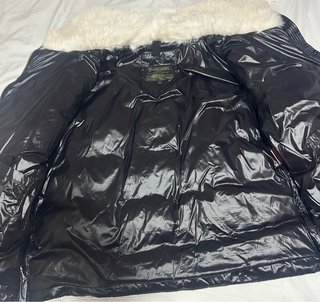 Abrigo negro y blanco con pelo
