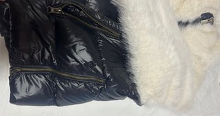 Abrigo negro y blanco con pelo