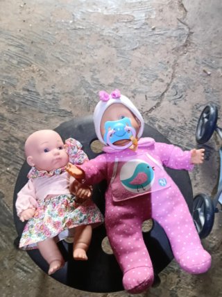 Carrito de muñecas azul con capota + 3 muñecas