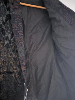 Chaqueta Pandora drapeada negra y dorada