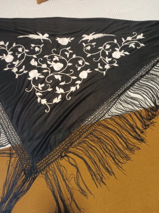 Pañuelo chal bordado con pájaros y flores