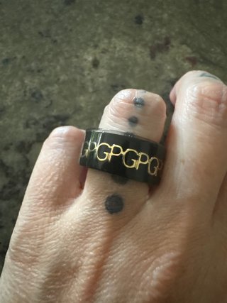 Anillo Purificación García Negro y Dorado