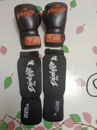 Set Boxeo/Muay Thai Niños Guantes 8oz + Espiniller