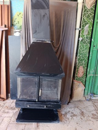 Chimenea de metal y cristal negra