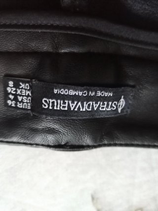 Pantalones de cuero negros con bolsillos laterale